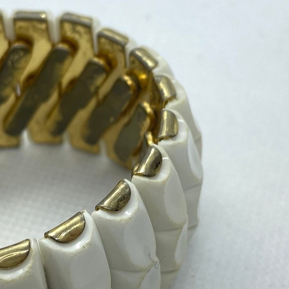 Vintage Bracelet White Plastic Lucite Ribbed Bracelet with Gold Inside - Picture 7 of 7
